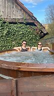 House of Rei With Hot Tube