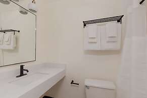 Dupont Circle Embassy Inn by FOUND