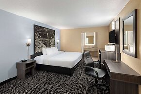 Super 8 by Wyndham Paducah I-24 Exit 4