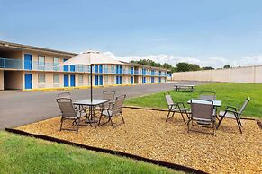 Super 8 by Wyndham Paducah I-24 Exit 4