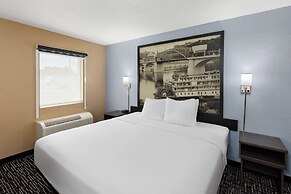 Super 8 by Wyndham Paducah I-24 Exit 4