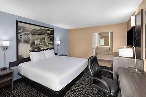 Super 8 by Wyndham Paducah I-24 Exit 4