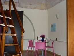 Furnished Studio Flat in Residence