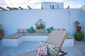 Villa for 6 Guests With Private Pool! In Agia Irini - Walking Distance