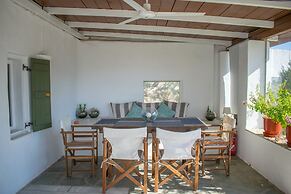 Cozy Studio for 2 Guests With 1 Child or 3 Adults - Walking Distance t