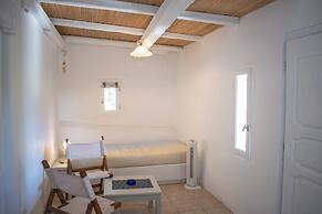 Cozy Studio for 2 Guests With 1 Child or 3 Adults - Walking Distance t