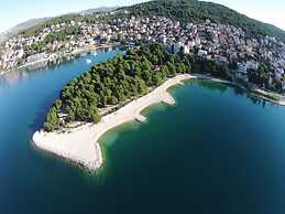 Delightful Apartment With Balcony and Sea View