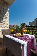 Delightful Apartment With Balcony and Sea View