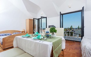 Excellent Apartment With Balcony and Sea View