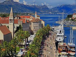 Beautiful Double Bed Room With Balcony and Sea View