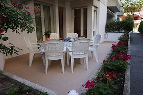 Nice Renewed Beachfront Flat on the Ground Floor