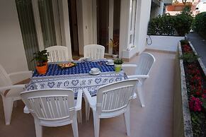 Nice Renewed Beachfront Flat on the Ground Floor