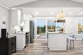 Cozy and Modern Oceanview Cottage With hot Tub