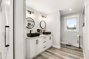 Cozy and Modern Oceanview Cottage With hot Tub