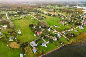 Cozy and Modern Oceanview Cottage With hot Tub