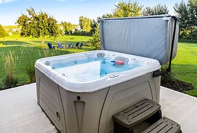 Cozy and Modern Oceanview Cottage With hot Tub