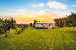 Cozy and Modern Oceanview Cottage With hot Tub