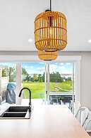 Cozy and Modern Oceanview Cottage With hot Tub