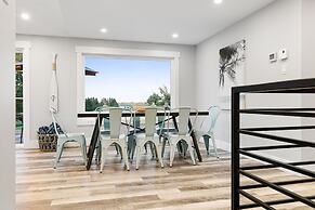 Cozy and Modern Oceanview Cottage With hot Tub