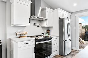 Cozy and Modern Oceanview Cottage With hot Tub