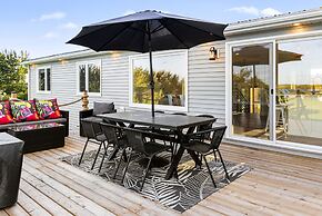 Cozy and Modern Oceanview Cottage With hot Tub