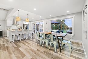 Cozy and Modern Oceanview Cottage With hot Tub