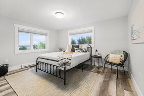 Cozy and Modern Oceanview Cottage With hot Tub