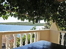 Spacious Robinson House Iris With Pool