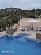 Spacious Robinson House Iris With Pool