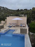 Spacious Robinson House Iris With Pool