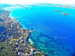 Spacious Robinson House Iris With Pool