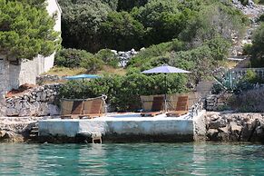 Spacious Robinson House Iris With Pool