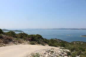 Spacious Robinson House Iris With Pool
