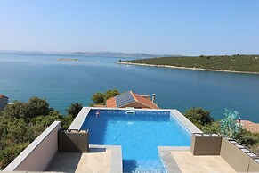 Spacious Robinson House Iris With Pool