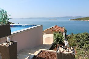 Spacious Robinson House Iris With Pool