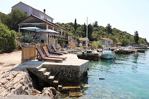 Spacious Robinson House Iris With Pool