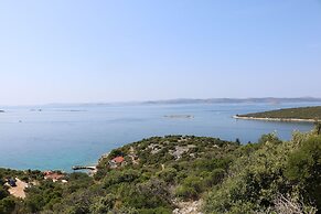 Spacious Robinson House Iris With Pool