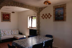 Spacious Robinson House Iris With Pool