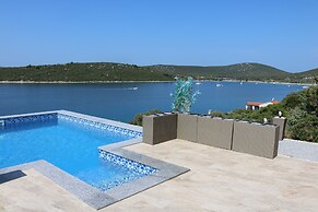 Spacious Robinson House Iris With Pool