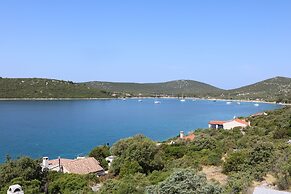Spacious Robinson House Iris With Pool