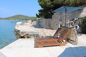 Spacious Robinson House Iris With Pool