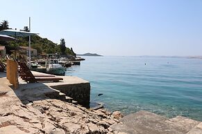 Spacious Robinson House Iris With Pool