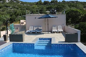 Spacious Robinson House Iris With Pool