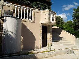 Spacious Robinson House Iris With Pool