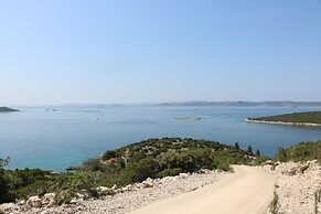 Spacious Robinson House Iris With Pool