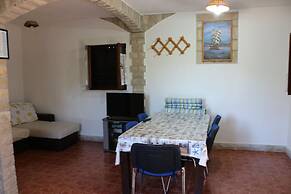 Spacious Robinson House Iris With Pool