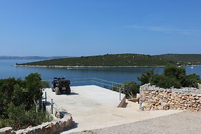 Spacious Robinson House Iris With Pool