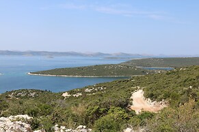 Spacious Robinson House Iris With Pool