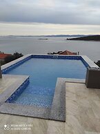 Spacious Robinson House Iris With Pool