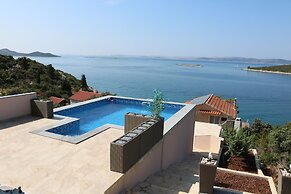 Spacious Robinson House Iris With Pool